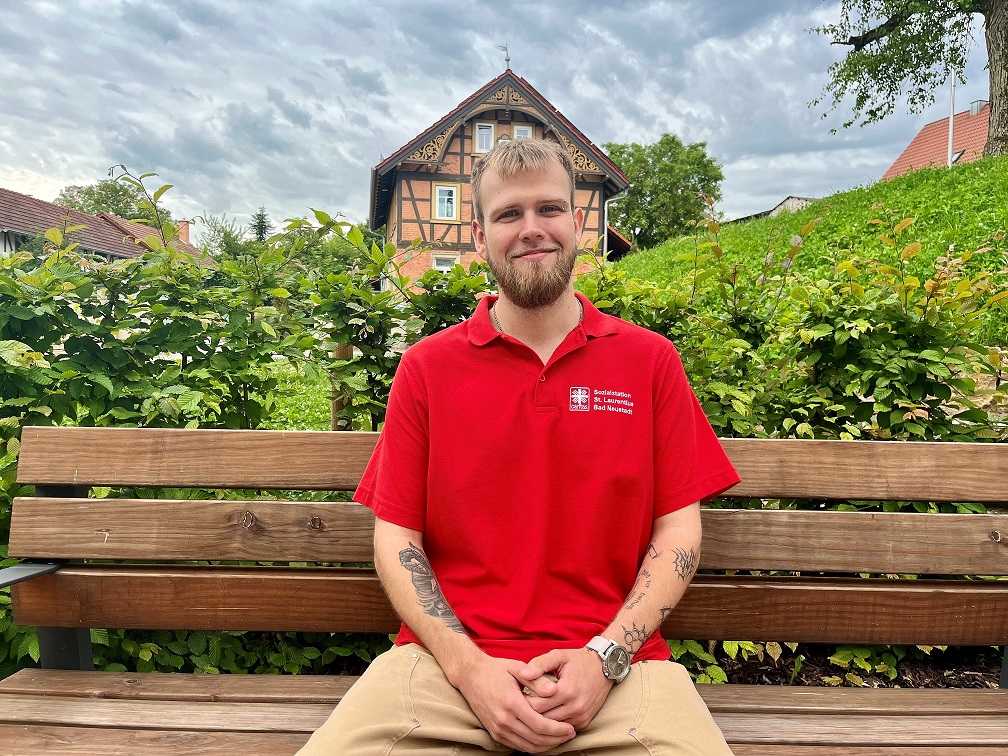 Melvin Schreiber absolviert seit 2023 eine Ausbildung in der Caritas-Sozialstation St. Laurentius Bad Neustadt. (Foto: Christian Hüther / Landkreis Rhön-Grabfeld)